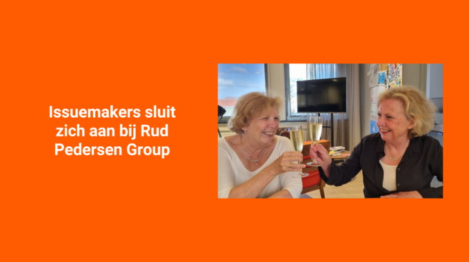 Mayke en Sybrig van Keep, oprichters van Issuemakers, proosten op de overname door Rud Pedersen Group