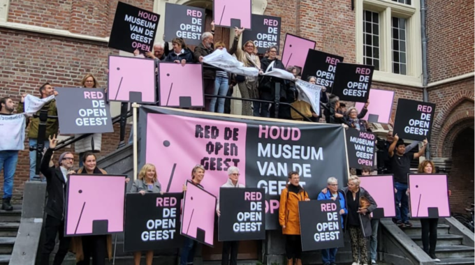 Demonstratie Museum van de Geest op de Grote Markt in Haarlem